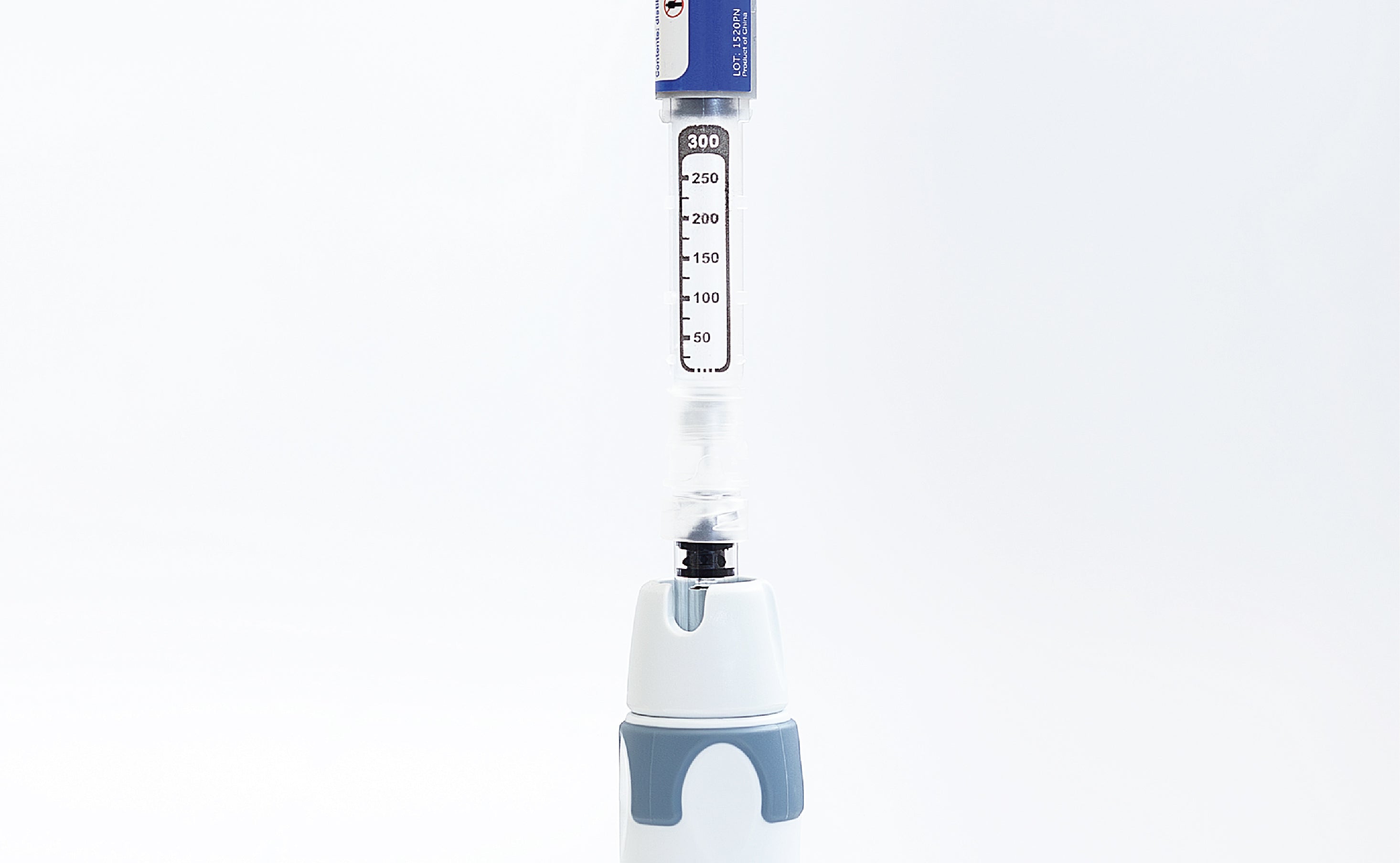 Załaduj film:  Pobieranie insuliny z jednorazowego wstrzykiwacza insulinowego