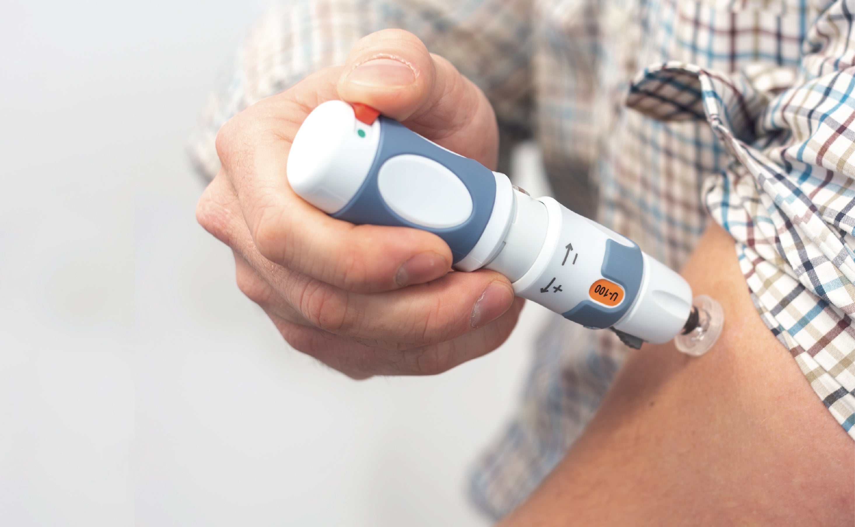 Załaduj film:  Podawanie insuliny przy użyciu InsuJet™